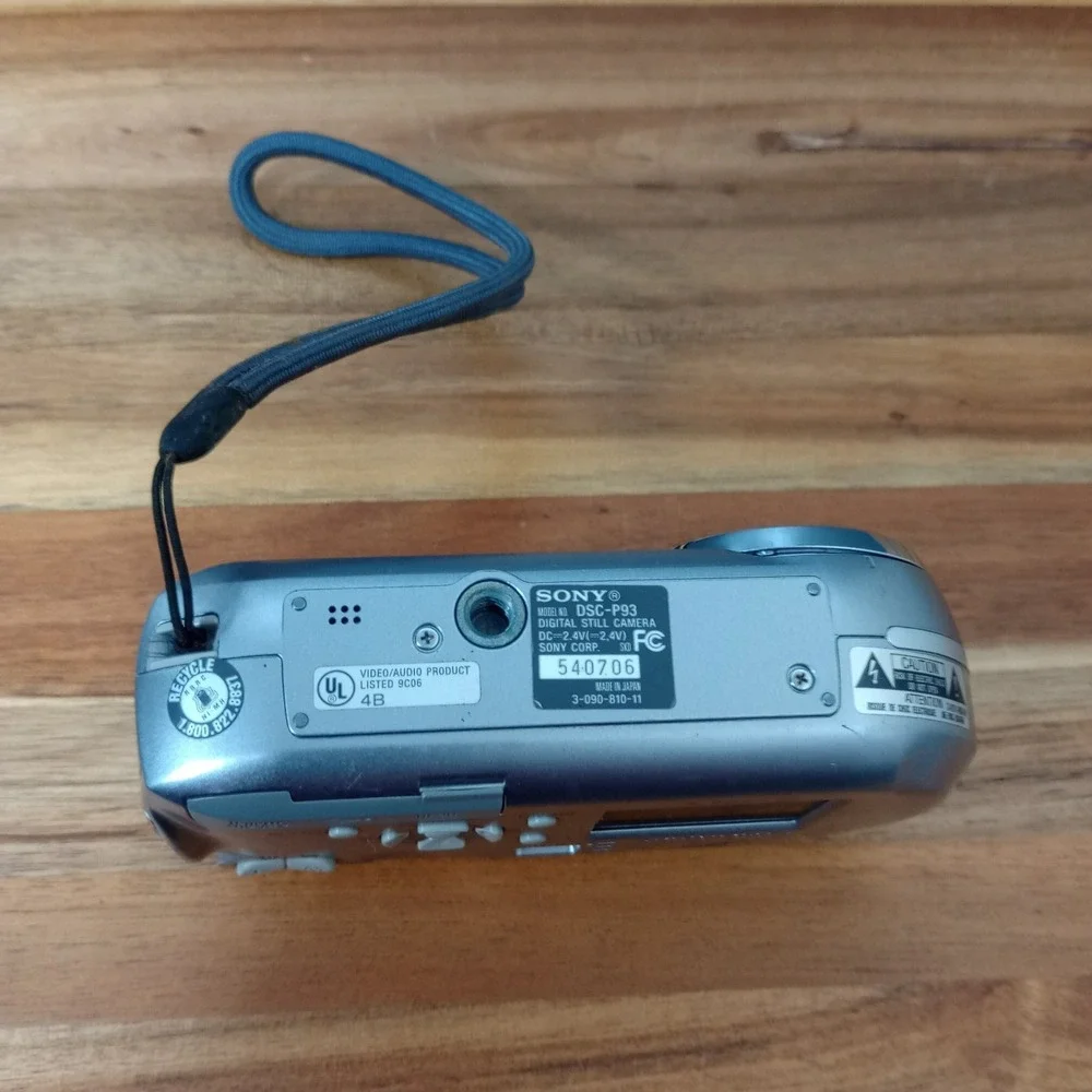 Sony Digital Camera Cybershot DSC-P93A 5.1MP‎ Silver UNTESTED PAIR REPAIR ONLY